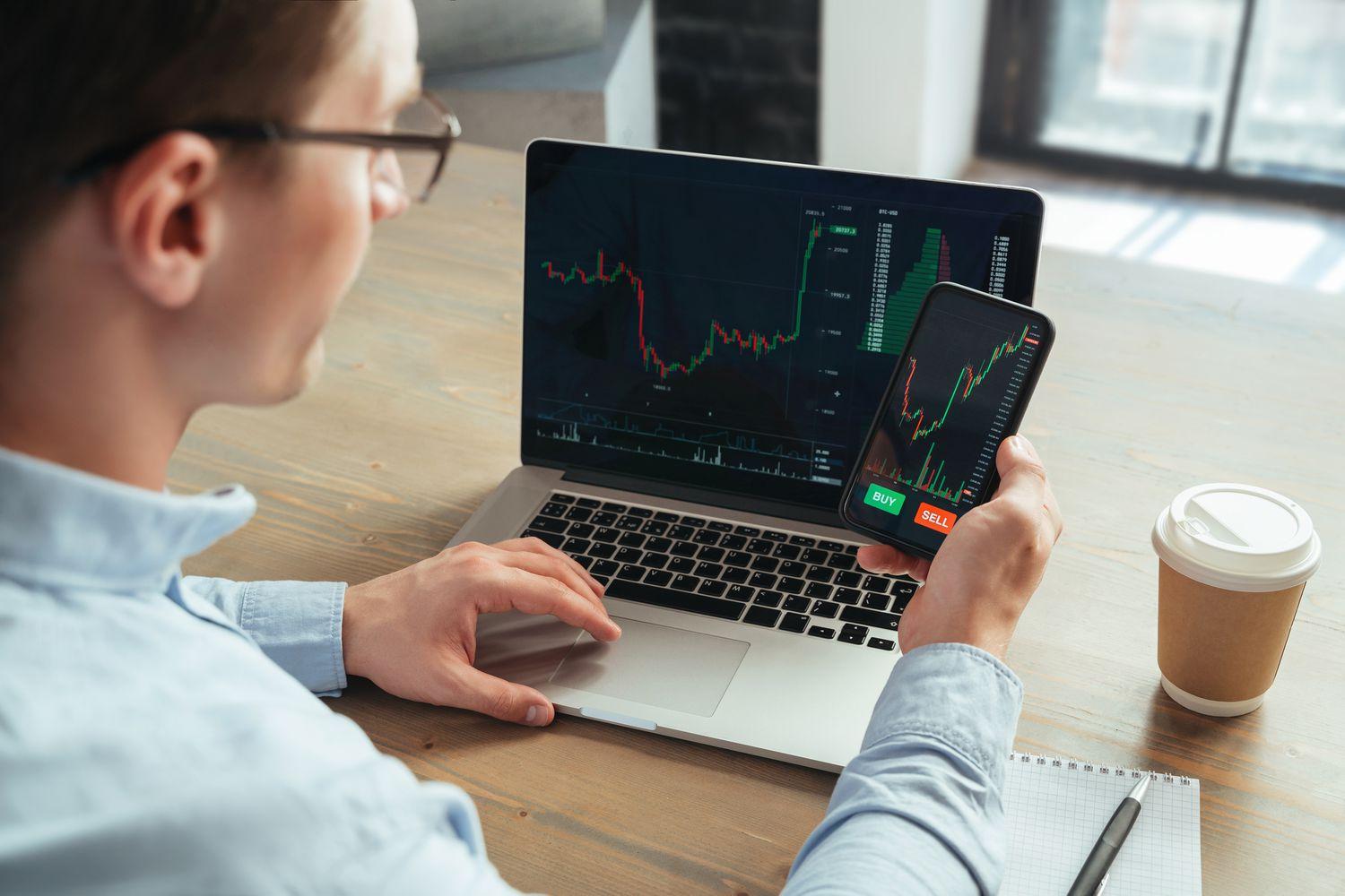 Spot và Futures khác nhau thế nào? Đâu là lựa chọn phù hợp cho người mới?